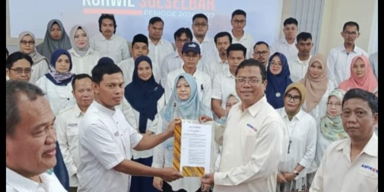 Ketua Aspikom Pusat, Dr. S. Bekti, M.Si (dua kanan) menyerahkan SK Pengurus Aspikom Sulselbar periode 2024-2027 kepada Ketua Aspikom Sulselbar terpilih Dr. Abdul Majid, M.I.Kom  usai pelantikan pengurus di lt 4 Gedung Baru, Fakultas Kedokteran UMI, Sabtu (15/2/2025)