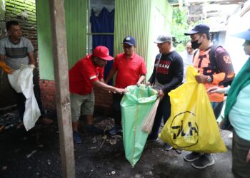 Aksi bersih di Pasar Panakukang, Jalan Toddopuli melibatkan berbagai elemen masyarakat, Ahad (16/2/2025)