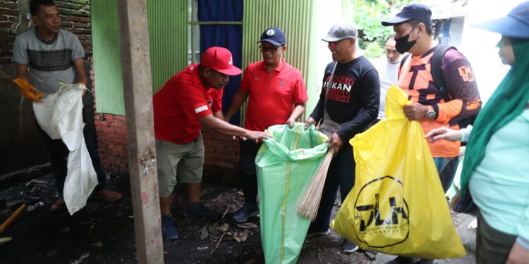 Aksi bersih di Pasar Panakukang, Jalan Toddopuli melibatkan berbagai elemen masyarakat, Ahad (16/2/2025)