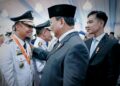 Presiden RI, Prabowo Subianto didampingi Wakil Presiden, Gibran Rakabuming Raka memberi ucapan selama kepada Gubernur Sulsel terpilih, Andi Sudirman Sulaiman usai pelantikan kepala daerah se-Indonesia di Istana Merdeka, Jakarta, Kamis (20/2/2025)