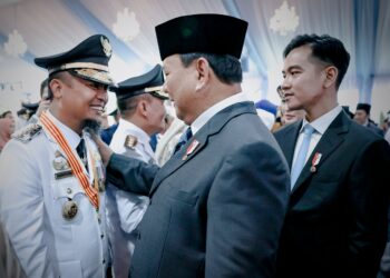 Presiden RI, Prabowo Subianto didampingi Wakil Presiden, Gibran Rakabuming Raka memberi ucapan selama kepada Gubernur Sulsel terpilih, Andi Sudirman Sulaiman usai pelantikan kepala daerah se-Indonesia di Istana Merdeka, Jakarta, Kamis (20/2/2025)