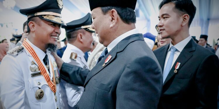 Presiden RI, Prabowo Subianto didampingi Wakil Presiden, Gibran Rakabuming Raka memberi ucapan selama kepada Gubernur Sulsel terpilih, Andi Sudirman Sulaiman usai pelantikan kepala daerah se-Indonesia di Istana Merdeka, Jakarta, Kamis (20/2/2025)