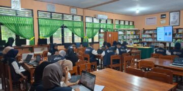 Ekstrakurikuler Jurnalistik VIBES (Voices in Broadcasting Excellent Smaeli) SMA Negeri 5 Parepare menggelar pelatihan jurnalistik tahap pertama untuk para anggotanya, pada Ahad (23/2/2025)