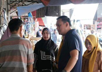 Wakil Wali Kota Parepare, Hermanto, melakukan tinjauan langsung terhadap ketersediaan bahan pokok di Pasar Lakessi pada Selasa (25/2/2025) (Foto: Humas Pemkot Parepare)