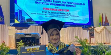 Sari’ul Fahmiati Fadilah, mahasiswa Program Studi Ilmu Komunikasi, Fakultas Ilmu Sosial dan Ilmu Politik (Fisip) dinobatkan sebagai Wisudawan Terbaik Universitas Muhammadiyah Makassar