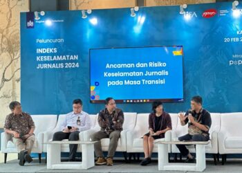 (Dari kiri) Abdul Manan, Jurnalis Senior Tempo, memoderatori diskusi panel tentang ancaman dan risiko keselamatan jurnalis di masa transisi bersama Noudhy Valdryno, Deputi II Bidang Diseminasi dan Media Informasi Kantor Komunikasi Kepresidenan; Wahyu Dhyatmika, Ketua Umum Asosiasi Media Siber Indonesia; Anastasia Ika, Editor Floresa; dan Bayu Wardhana; Sekretaris Jenderal Aliansi Jurnalis Independen; dalam acara peluncuran Indeks Keselamatan Jurnalis 2024 di Jakarta, Kamis (20/2/2025)