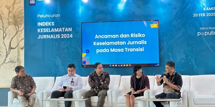 (Dari kiri) Abdul Manan, Jurnalis Senior Tempo, memoderatori diskusi panel tentang ancaman dan risiko keselamatan jurnalis di masa transisi bersama Noudhy Valdryno, Deputi II Bidang Diseminasi dan Media Informasi Kantor Komunikasi Kepresidenan; Wahyu Dhyatmika, Ketua Umum Asosiasi Media Siber Indonesia; Anastasia Ika, Editor Floresa; dan Bayu Wardhana; Sekretaris Jenderal Aliansi Jurnalis Independen; dalam acara peluncuran Indeks Keselamatan Jurnalis 2024 di Jakarta, Kamis (20/2/2025)