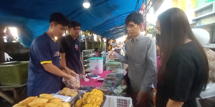 Suasana pasar takjil Sumpang Minangae, Kecamatan Bacukiki Barat, Kota Parepare. --Foto: Faizal Lupphy/PijarNews.com--