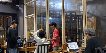 Terlalu Asyik Memutar Waktu