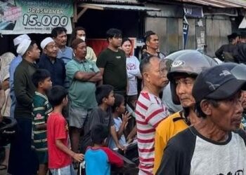 Wali Kota Parepare Tasming Hamid (Songkok Putih) Tampak Berbaur dengan Masyarakat.