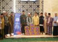 Wali Kota Makassar, Munafri Arifuddin dan tim Bosowa Peduli memberikan bantuan paket pangan, Kamis (13/3/2025)