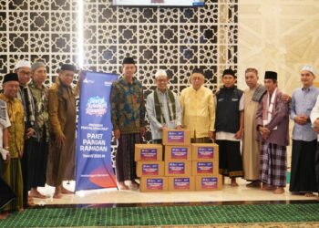 Wali Kota Makassar, Munafri Arifuddin dan tim Bosowa Peduli memberikan bantuan paket pangan, Kamis (13/3/2025)