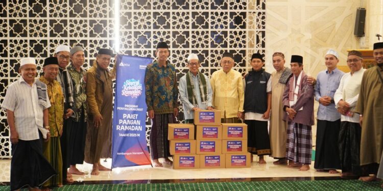 Wali Kota Makassar, Munafri Arifuddin dan tim Bosowa Peduli memberikan bantuan paket pangan, Kamis (13/3/2025)