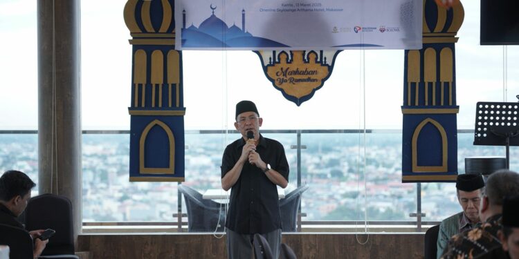 Director in Charge (DIC)  Bosowa Education, Asrul Hidayat memberi sambutan dalam momen buka puasa media gathering di Arthama Hotel. Kamis (13/3/2025)