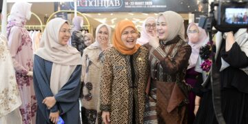 Ketua TP PKK Makassar, Melinda Aksa, Wakil Wali Kota Makassar, Aliyah Mustika Ilham, Wakil Gubernur Sulsel, Fatmawati Rusdi mengunjungi tenant usai  membuka Opening Ceremony Trend Hijab Expo Ramadan 2025 yang berlangsung di Claro Hotel, Jumat (14/3/2025)