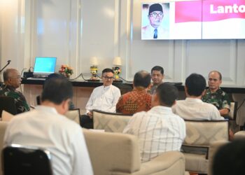 Sekretaris Daerah Provinsi Sulsel, Jufri Rahman memimpin rapat untuk mempertemukan Driver Online dan Aplikator yang berlangsung di Baruga Lounge, Kantor Gubernur Sulsel, Jumat (14/3/2025)