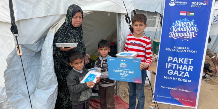 Bosowa Peduli membagikan paket iftar di Palestina pada Rabu (13/3/2025) lalu
