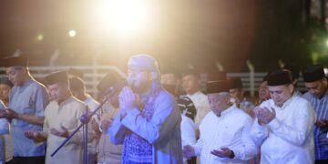 Pemerintah Kota Makassar menggelar buka puasa dan salat Tarawih bersama anak-anak panti asuhan serta Badan Kontak Majelis Taklim (BKMT) Kota Makassar, di Tribun Lapangan Karebosi, Ahad (16/3/2025)