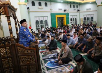 Wali Kota Makassar, Munafri Arifuddin, melaksanakan salat Isya dan Tarawih berjemaah di Masjid Al-Haq, Kompleks CV Dewi, Kecamatan Panakkukang, Senin (17/3/2025)