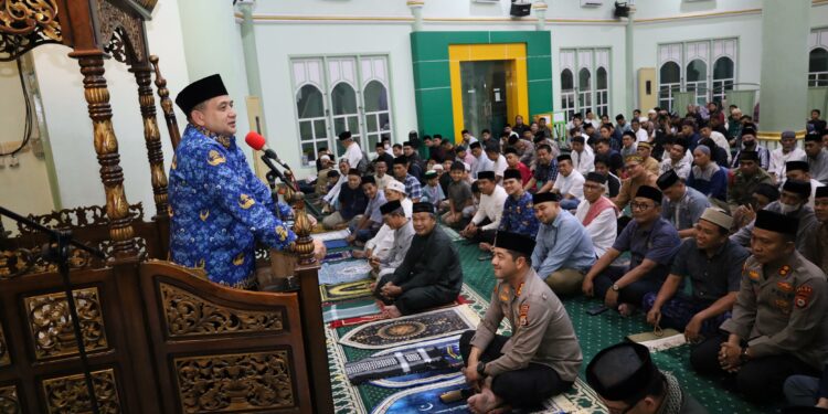 Wali Kota Makassar, Munafri Arifuddin, melaksanakan salat Isya dan Tarawih berjemaah di Masjid Al-Haq, Kompleks CV Dewi, Kecamatan Panakkukang, Senin (17/3/2025)