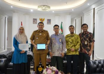 Munafri dan Melinda usai mengisi serta melaporkan SPT mereka secara daring melalui layanan e-Filing, didampingi oleh Kepala Kantor Pelayanan Pajak (KPP) Pratama Makassar Barat, Hisbullah, dan petugas pajak di Ruang Rapat Wali Kota Makassar, Selasa (18/3/2025)