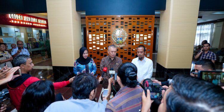 Gubernur Sulawesi Selatan, Andi Sudirman Sulaiman, memaparkan program "Sulsel Terkoneksi" saat menerima kunjungan Menteri Perhubungan, Dudy Purwagandhi, di Ruang Rapat Pimpinan Kantor Gubernur Sulsel, Rabu (19/3/2025)