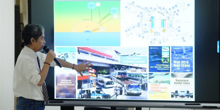 Pakar Transportasi Prof. Ir. Sakti Adji Adisasmita menjelaskan menurut data Badan Pusat Statistik (BPS) Kota Makassar, lebih dari 2 juta orang beraktivitas di kota ini setiap harinya, sementara tingkat pertumbuhan kendaraan mencapai 6–7% per tahun