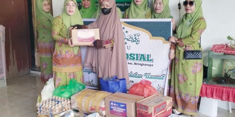 Pimpinan Anak Cabang (PAC) Muslimat Nahdlatul Ulama (NU) Kecamatan Biringkanaya menggelar kegiatan bakti sosial dengan membagikan sembako kepada warga kurang mampu serta memberikan paket pangan khusus ramadan, Jumat (21/3/2025)