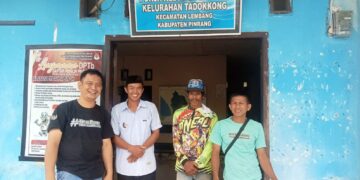 Pegiat Lingkungan Ali Topan (pojok kanan) bertemu dengan Pemerintah Kelurahan Tadokkong, di Kecamatan Lembang. --Foto: Ist--