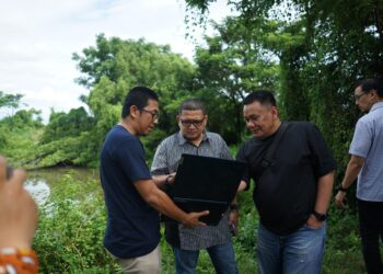 Wali Kota Makassar Munafri Arifuddin meninjau langsung lokasi yang akan dijadikan stadion di Untia, Sabtu (8/3/2025)