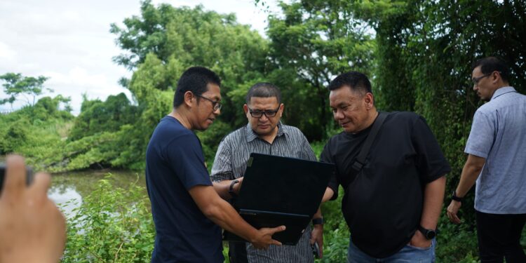 Wali Kota Makassar Munafri Arifuddin meninjau langsung lokasi yang akan dijadikan stadion di Untia, Sabtu (8/3/2025)