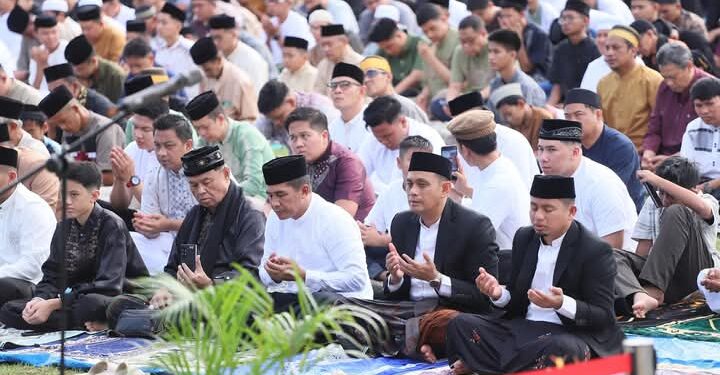 Ribuan masyarakat Kota Parepare memadati Alun-Alun Lapangan Andi Makkasau pada Senin (31/3/2025) untuk melaksanakan salat Idul Fitri 1 Syawal 1446 Hijriah.