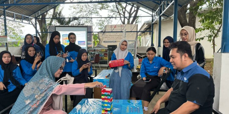 Gelaran lomba Uno Stacko yang menjadi bagian dari rangkaian Dies Natalis ke-12 Politeknik Bosowa (Poltekbos), Senin (14/4/2025)