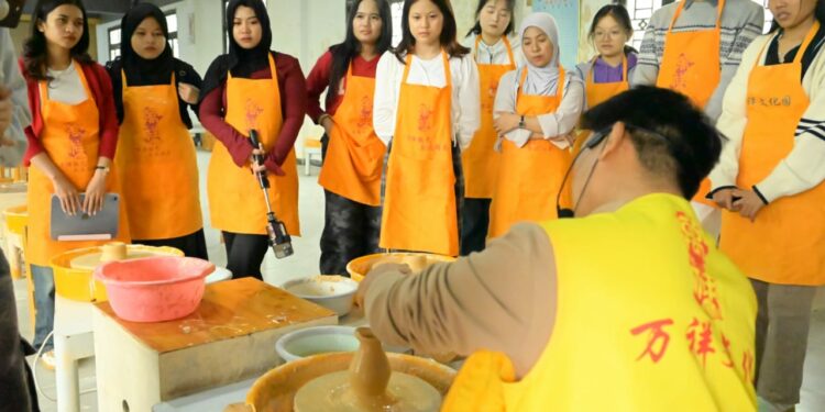 Tiga Mahasiswa Unibos Berkunjung ke Kota Keramik Jingdezhen China, Belajar Sejarah dan Budaya