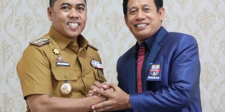 Wakil Rektor IV Bidang Kerjasama dan Pengembangan Institusi Unibos, Prof. Dr. Ir. Agus Salim, S.T., M.Si. bersama Bupati Wajo, H. Andi Rosman, S.Sos., M.M