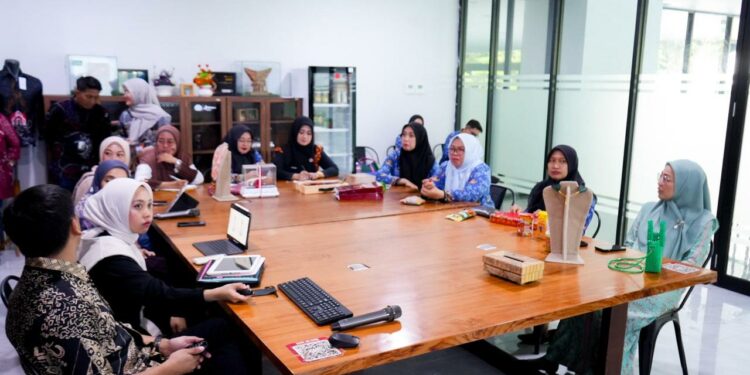 Dalam kunjungannya ke Inkubator UMKM Kota Makassar, Ketua TP PKK Melinda Aksa menekankan pentingnya inovasi dalam mengemas produk-produk lokal, Kamis (17/4/2025)