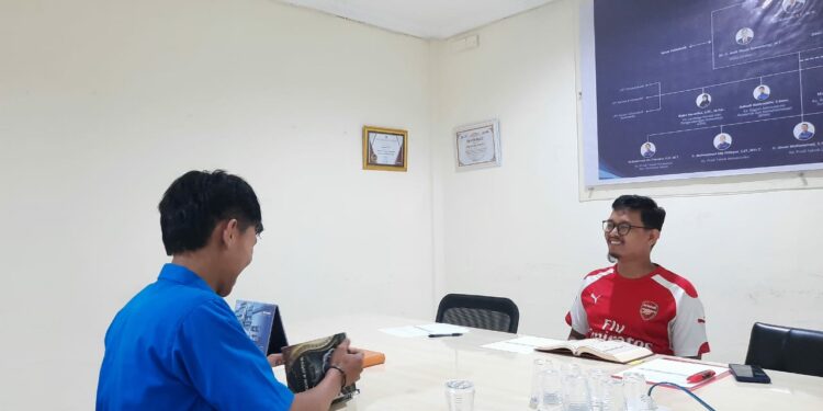 Salah satu mahasiswa Poltekbos melantunkan ayat suci Alquran dalam kompetisi Lomba Tartil Alquran, Kamis (17/4/2025)