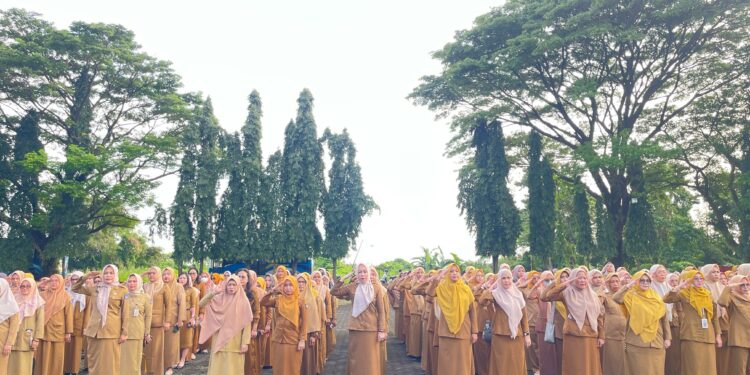 -- Aparatur sipil negara (ASN) perempuan di lingkup Pemerintah Provinsi Sulawesi Selatan mengikuti Apel Peringatan Hari Kartini 2025 di Lapangan Kantor Gubernur Sulsel, Senin (21/4/2025)