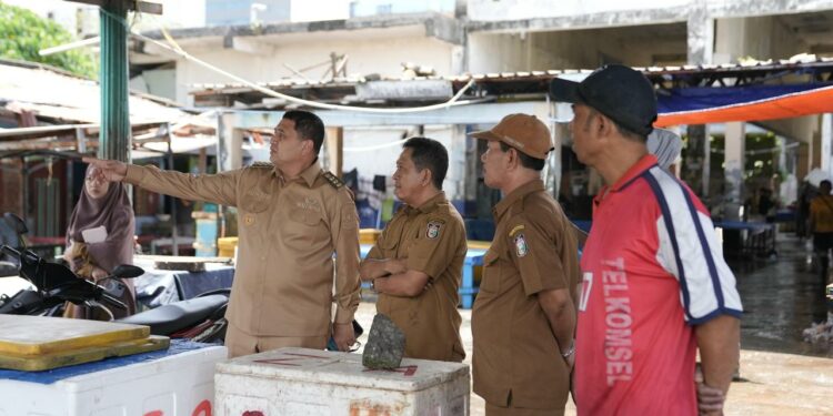 Wali Kota Makassar Munafri Arifuddin melakukan inspeksi mendadak (sidak) di Tempat Pelelangan Ikan (TPI) Rajawali, Senin (21/4/2025)
