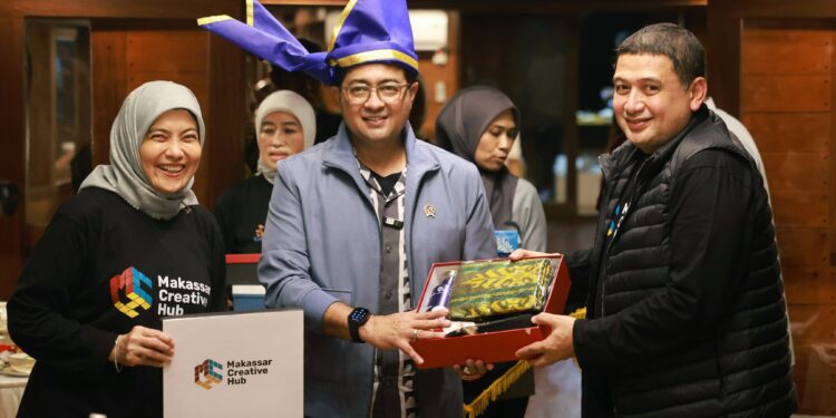Wali Kota Makassar Munafri Arifuddin bersama Menteri Ekonomi Kreatif (Menekraf) RI Teuku Riefky Harsya melakukan pertemuan dengan pelaku ekonomi kreatif di Kapal Pinisi, Selasa (22/4/2025) malam