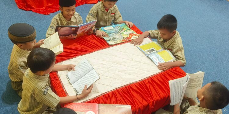 Peringati 30 Tahun Hari Buku Sedunia, Perpustakaan Zaid bin Tsabit SD IT Wahdah Islamiyah 01 Makassar Gelar Open Donasi Wakaf Buku