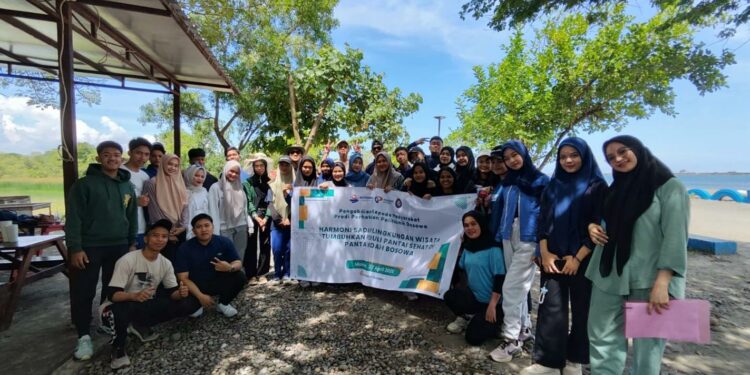 Mahasiswa Program Studi Perhotelan Politeknik Bosowa (Poltekbos) menggelar aksi peduli lingkungan bertajuk “Harmoni Sadar Lingkungan Wisata, Tumbuhkan Peduli Pantai Sehat” di Pantai Indah Bosowa, Makassar, Ahad (27/4/2025)
