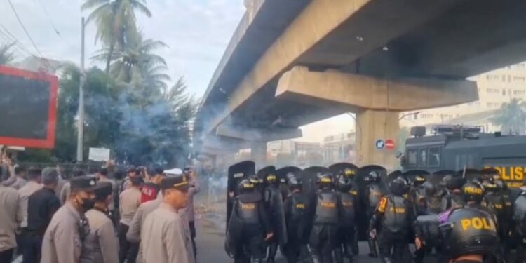 Bentrok, Pengamanan Eksekusi Lahan Bekas Showroom Mazda Pettarani