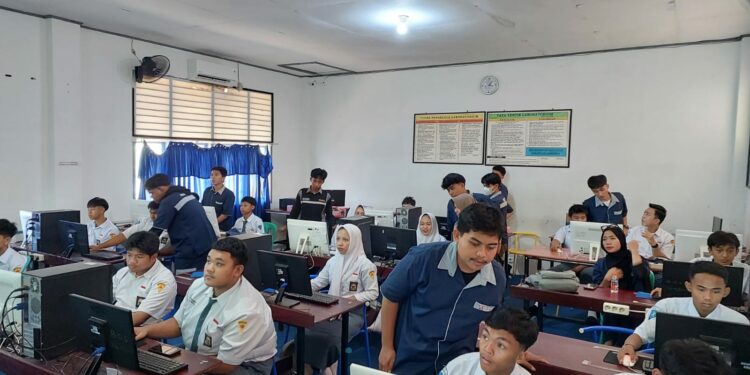 Bangun Generasi Vokasi Unggul, Teknik Listrik Poltekbos Gelar Workshop Inspiratif