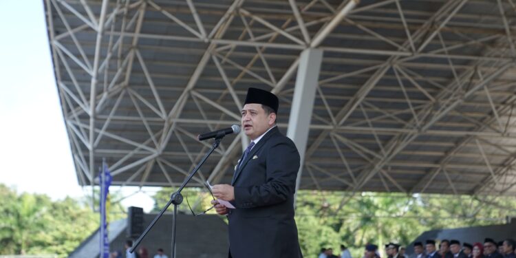 Appi  saat memimpin upacara Hari Pendidikan Nasional (Hardiknas) di Lapangan Karebosi Makassar, Jumat (2/5/2025)