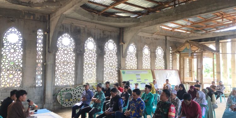 Pertemuan antara IPMAH Tonasa, pemerintah dan aparat keamanan terhadap pengelolaan sampah di Dusun Buki, Desa Tonasa, Kabupaten Gowa, Jumat (2/5/2025)