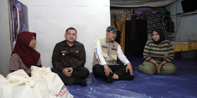 Menteri Sosial Saifullah Yusuf (Gus Ipul) bersama Wali Kota Makassar, Munafri Arifuddin meninjau langsung kondisi tempat tinggal Naila, calon siswa sekolah rakyat, yang membuat Presiden Prabowo Subianto terharu di Jalan Pandang 4, Kecamatan Panakkukang, Kota Makassar, Kamis (8/5/2025)