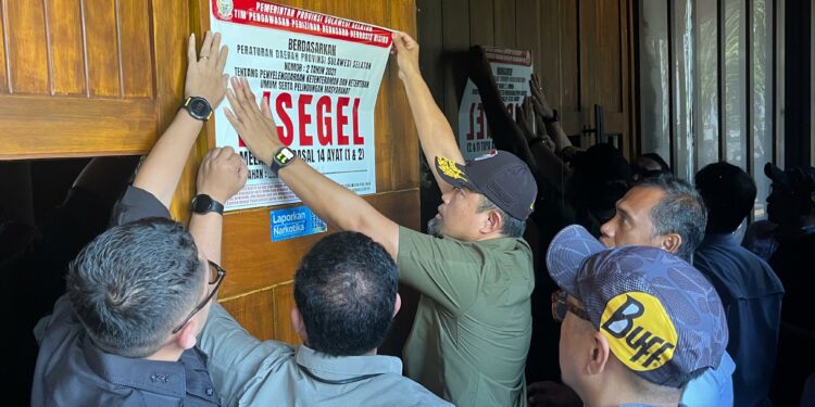 Pemerintah Provinsi Sulawesi Selatan (Pemprov Sulsel) mengambil langkah tegas terhadap tujuh tempat hiburan malam (THM) yang terbukti melanggar ketentuan perizinan di Kota Makassar. Tindakan tersebut dilakukan melalui penyegelan dan pemberian teguran langsung pada Jumat (16/5/2025)