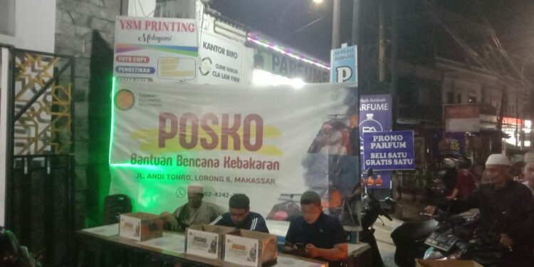 Perusahaan Daerah Air Minum (PDAM) Kota Makassar menyalurkan bantuan air bersih ke lokasi kebakaran di Jalan Andi Tonro VI, Kelurahan Pabaeng-baeng, Kecamatan Tamalate, Ahad (18/5/2025)