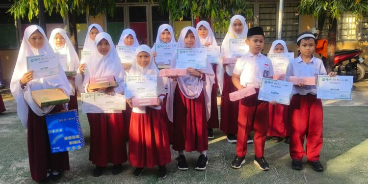 Siswa-siswi SDIT Wahdah Islamiyah 01 Makassar yang memenangi berbagai lomba dalam ajang hari perpustakaan nasional, Senin (19/5/2025)